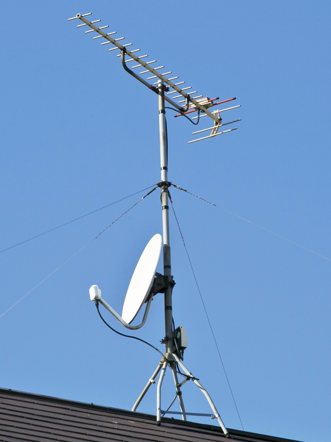 地上デジタルアンテナ1方向(UHF)、BSアンテナ屋根馬設置